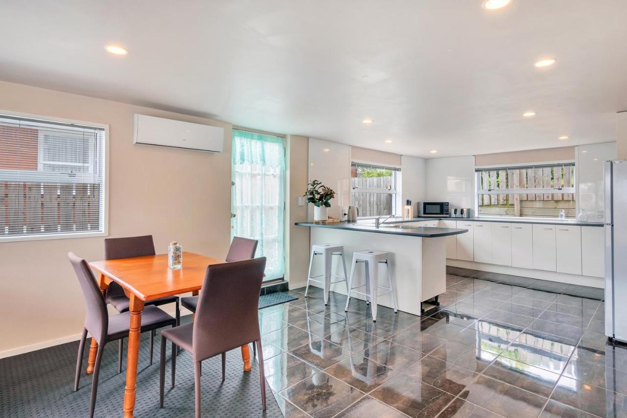 Villa Sunny Side Getaway With Parking And Aircon à Auckland Extérieur photo